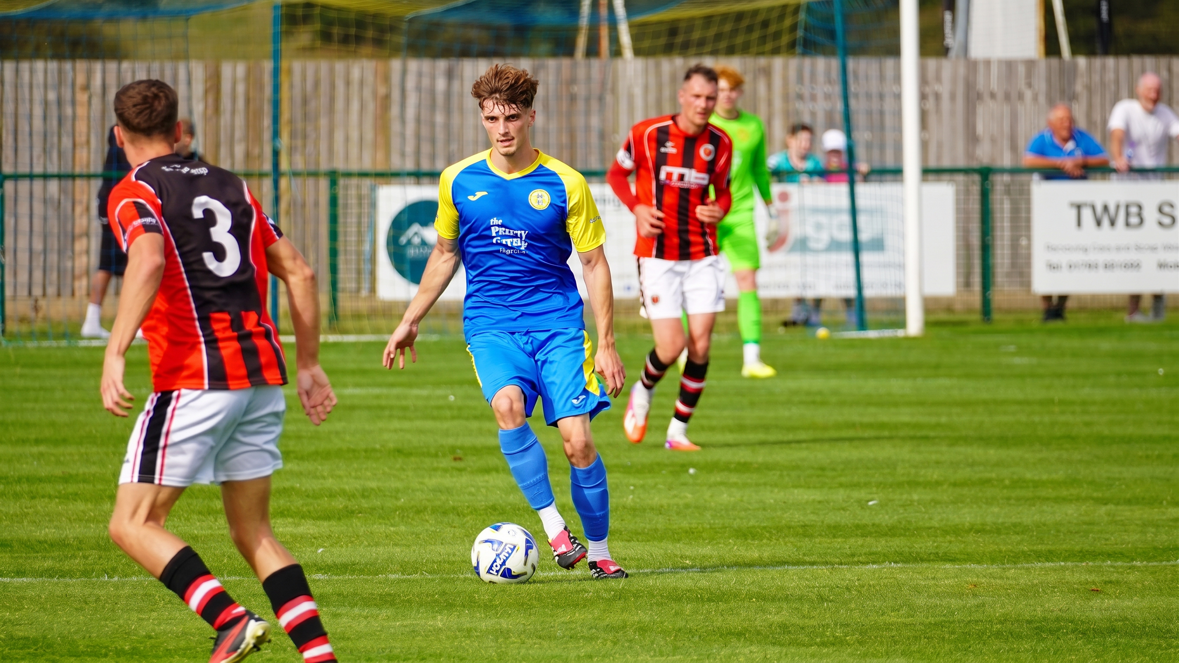 Royal Wootton Bassett Town v Droitwich Spa Credit: Mike Wray.