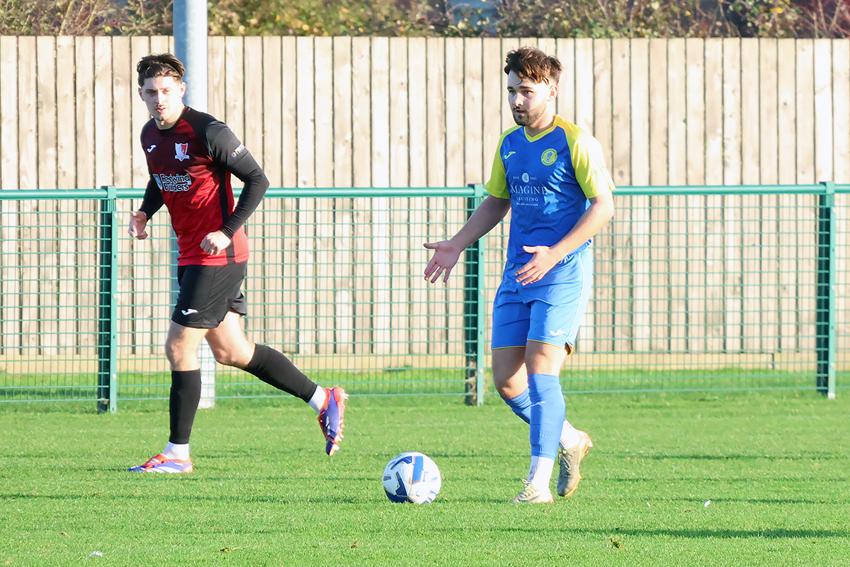 Royal Wootton Bassett Town v Longlevens 