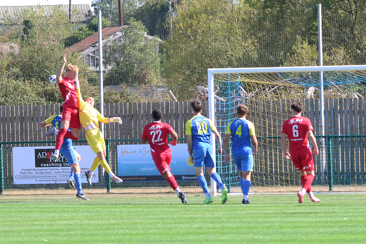Royal Wootton Bassett Town v Corsham Town 