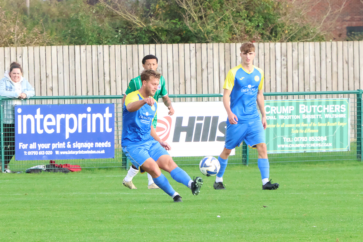 Royal Wootton Bassett Town v Tuffley Rovers 