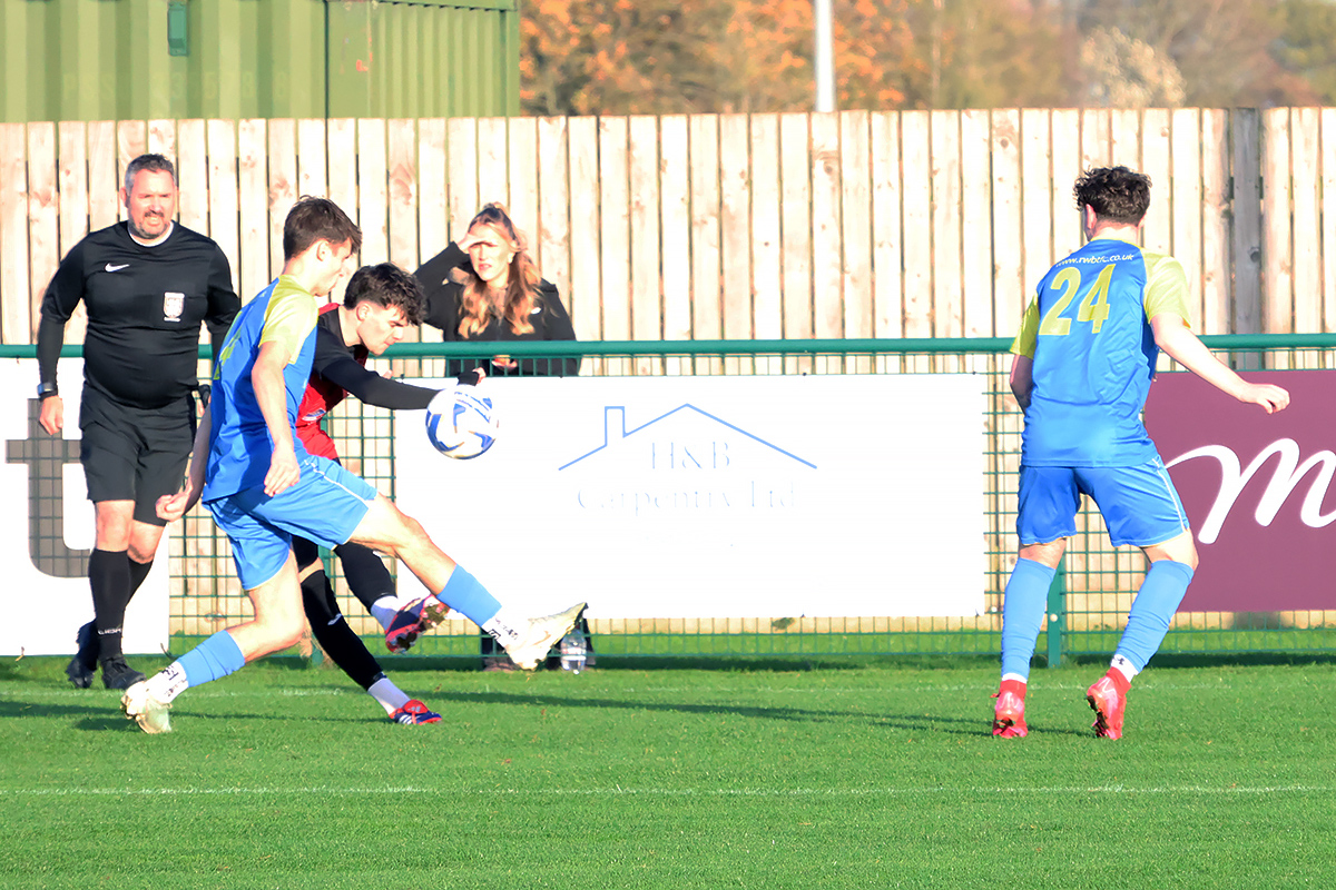 Royal Wootton Bassett Town v Longlevens 