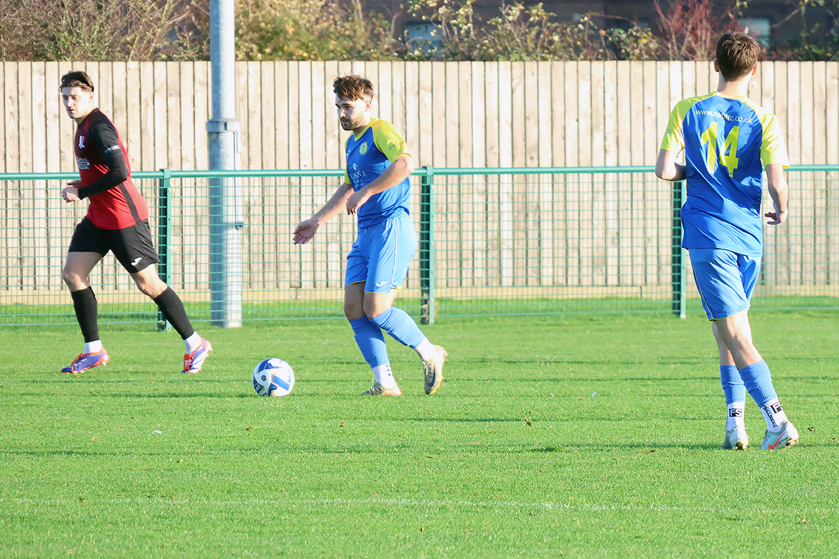 Royal Wootton Bassett Town v Longlevens 