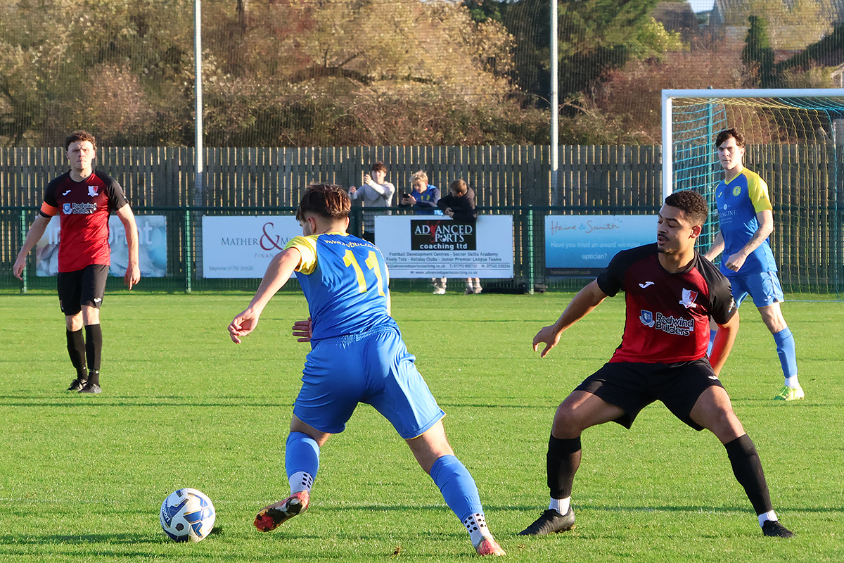 Royal Wootton Bassett Town v Longlevens 