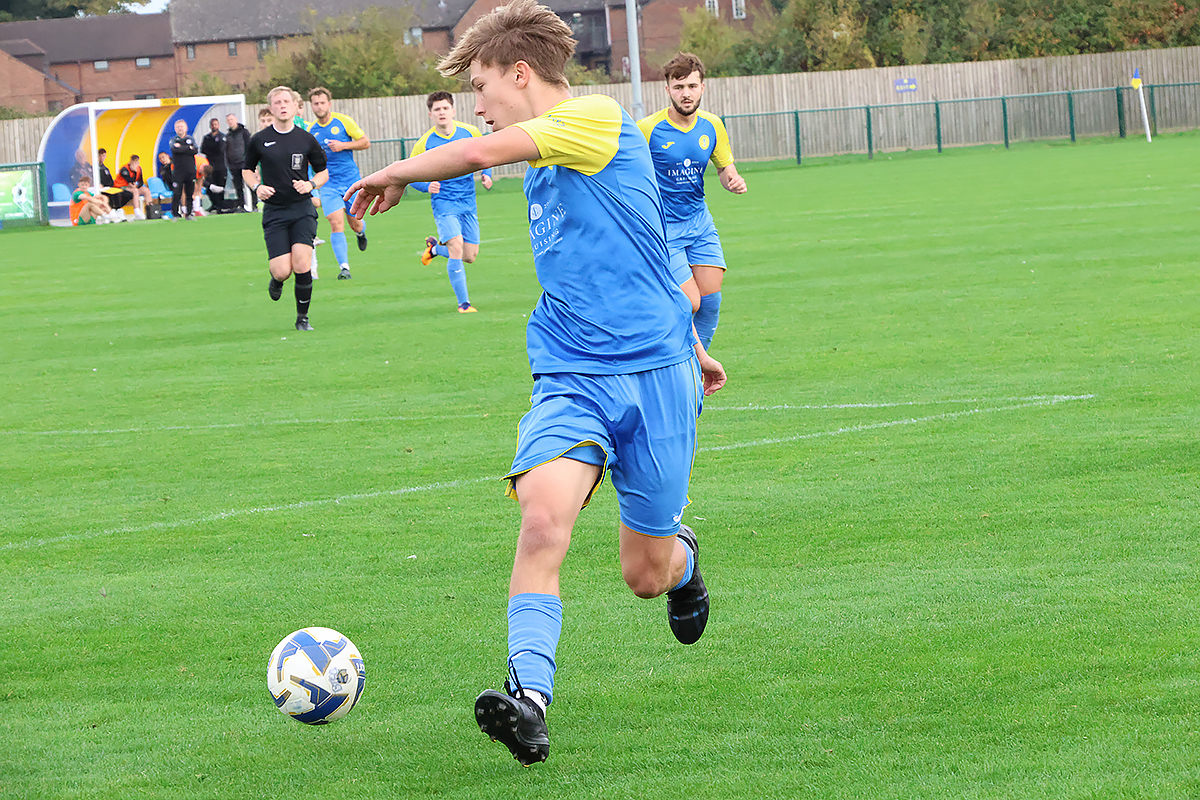 Royal Wootton Bassett Town v Tuffley Rovers 