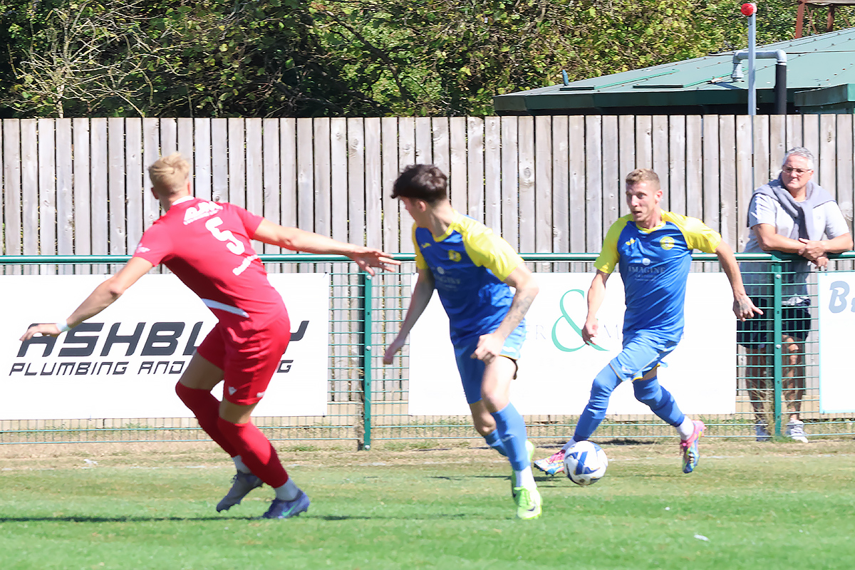 Royal Wootton Bassett Town v Corsham Town 
