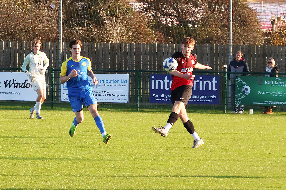 Royal Wootton Bassett Town v Longlevens 