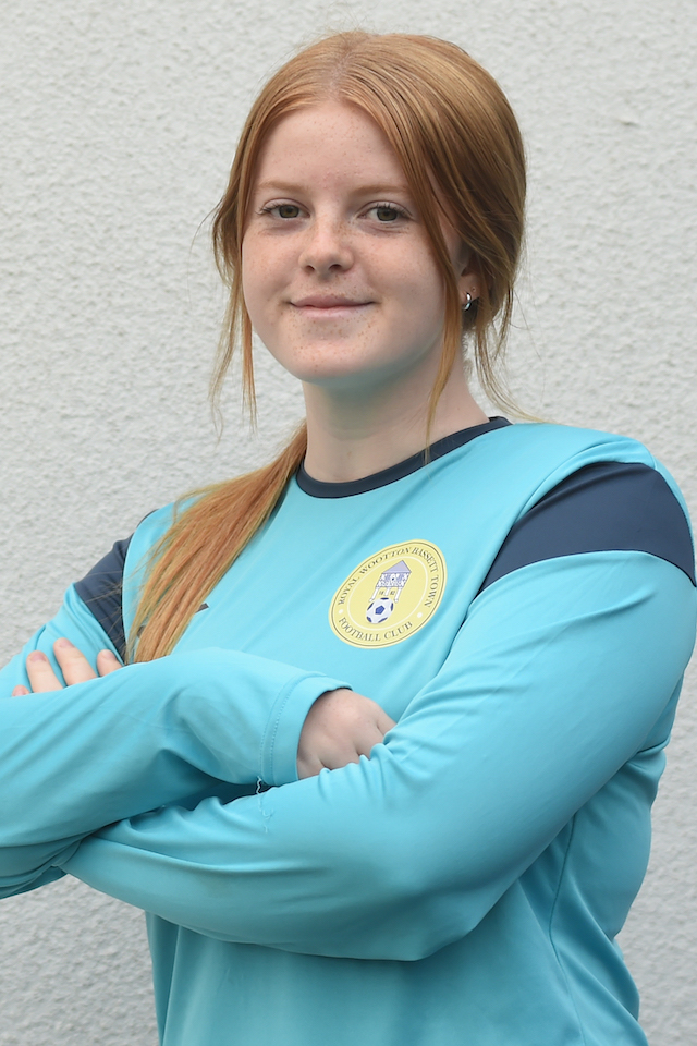 Nia Davies Headshot